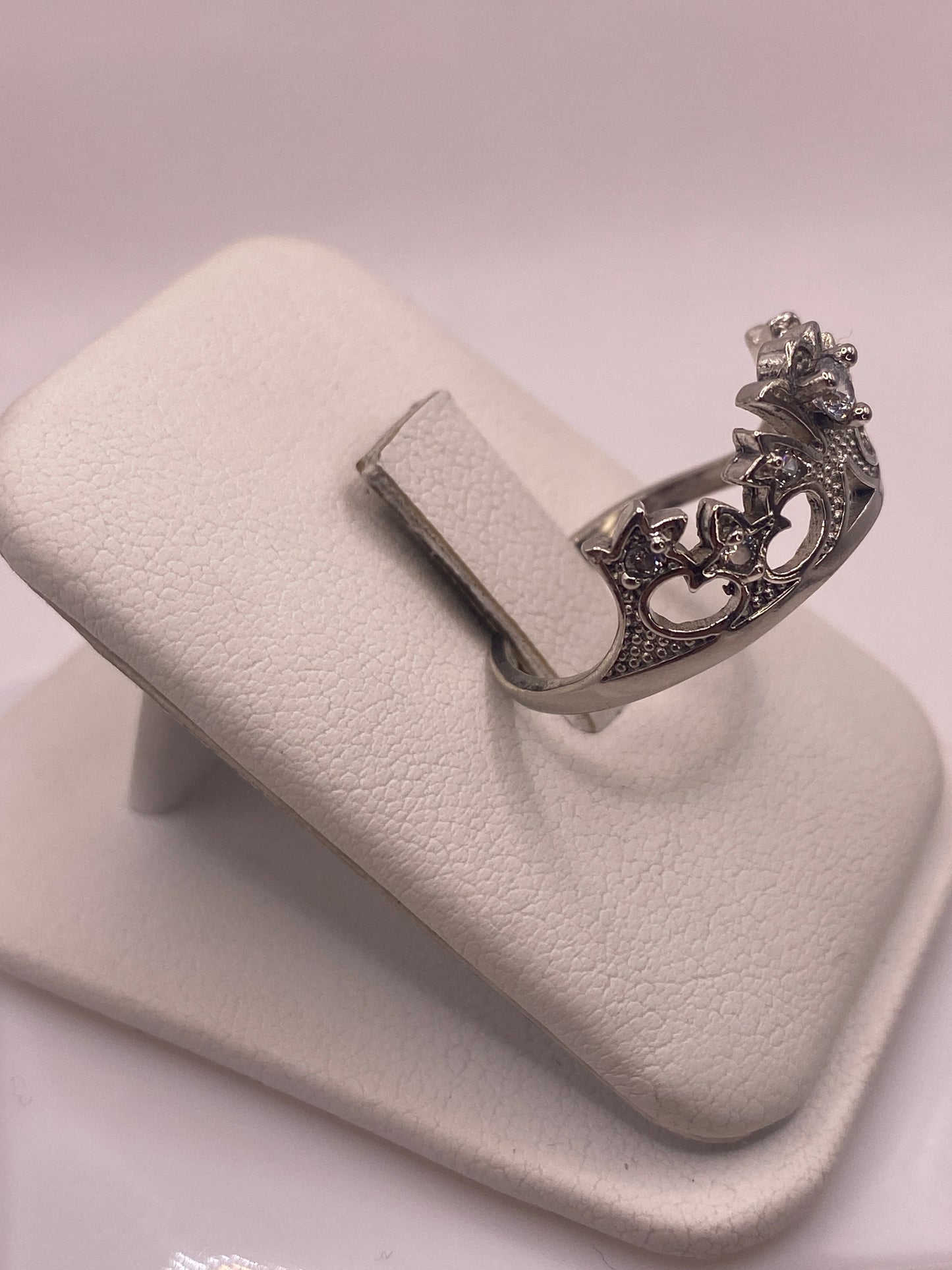 Anillo solitario de circonia blanca en plata, vista lateral mostrando el pulido espejo