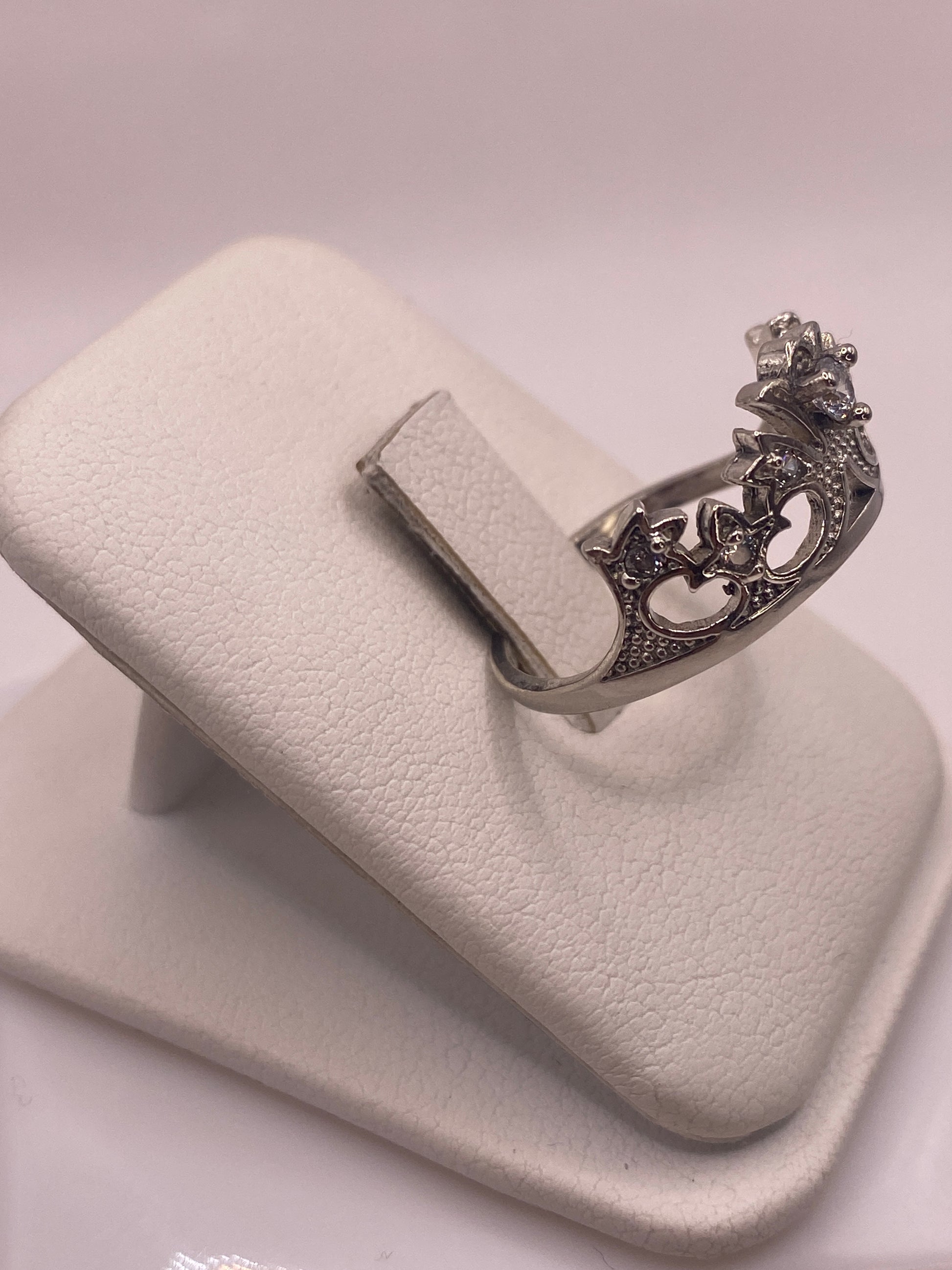 Anillo solitario de circonia blanca en plata, vista lateral mostrando el pulido espejo