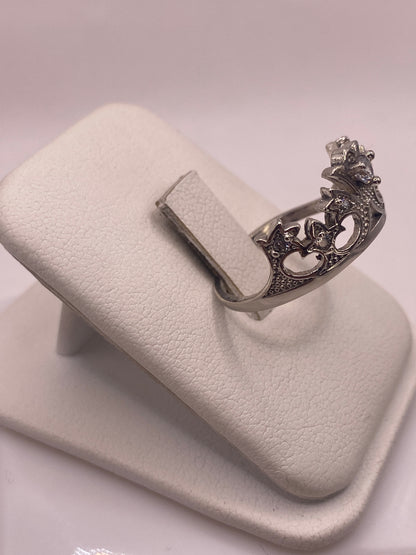 Anillo solitario de circonia blanca en plata, vista lateral mostrando el pulido espejo