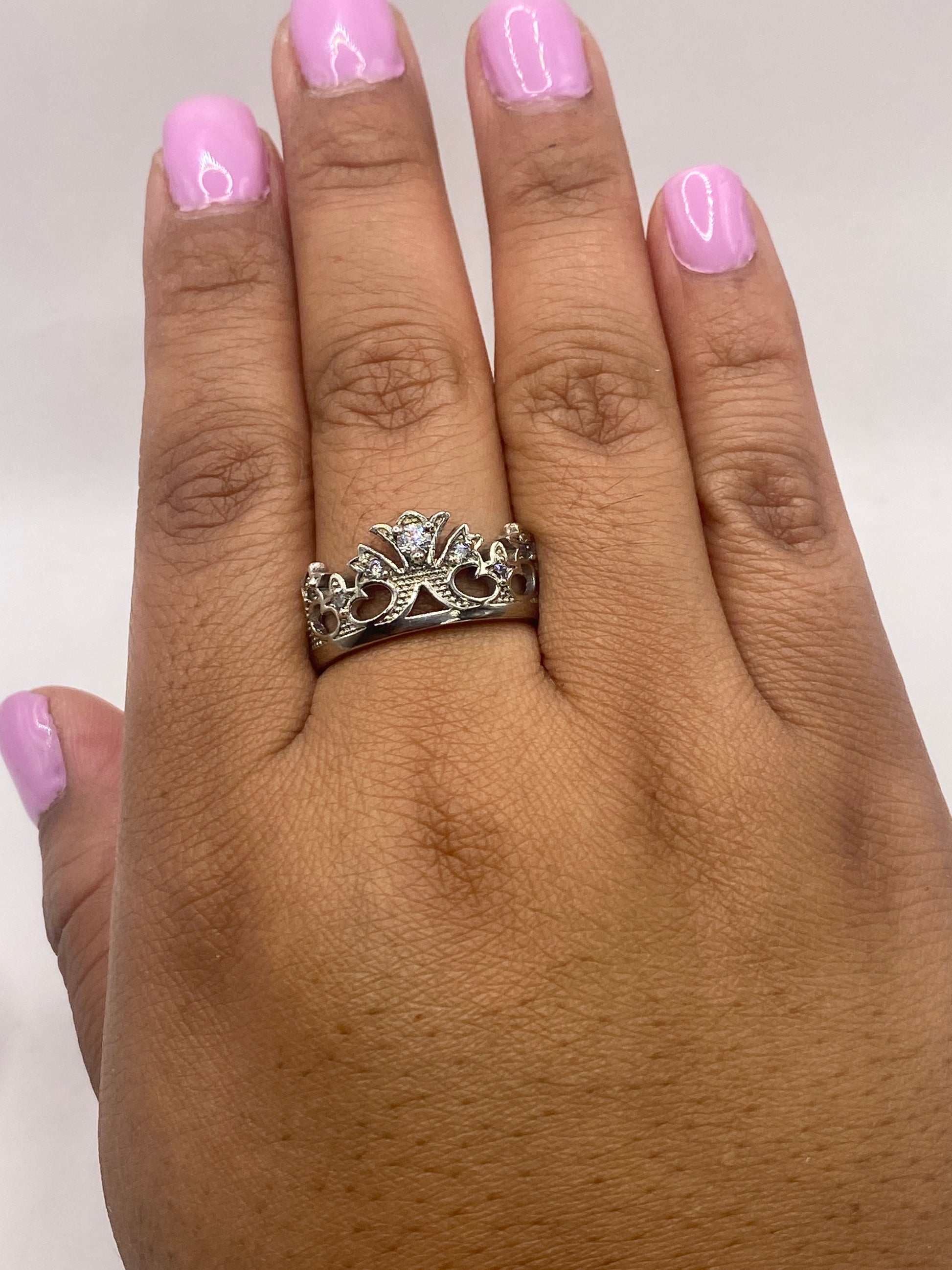 Anillo solitario con circonia blanca puesto en mano, mostrando brillo de diamante
