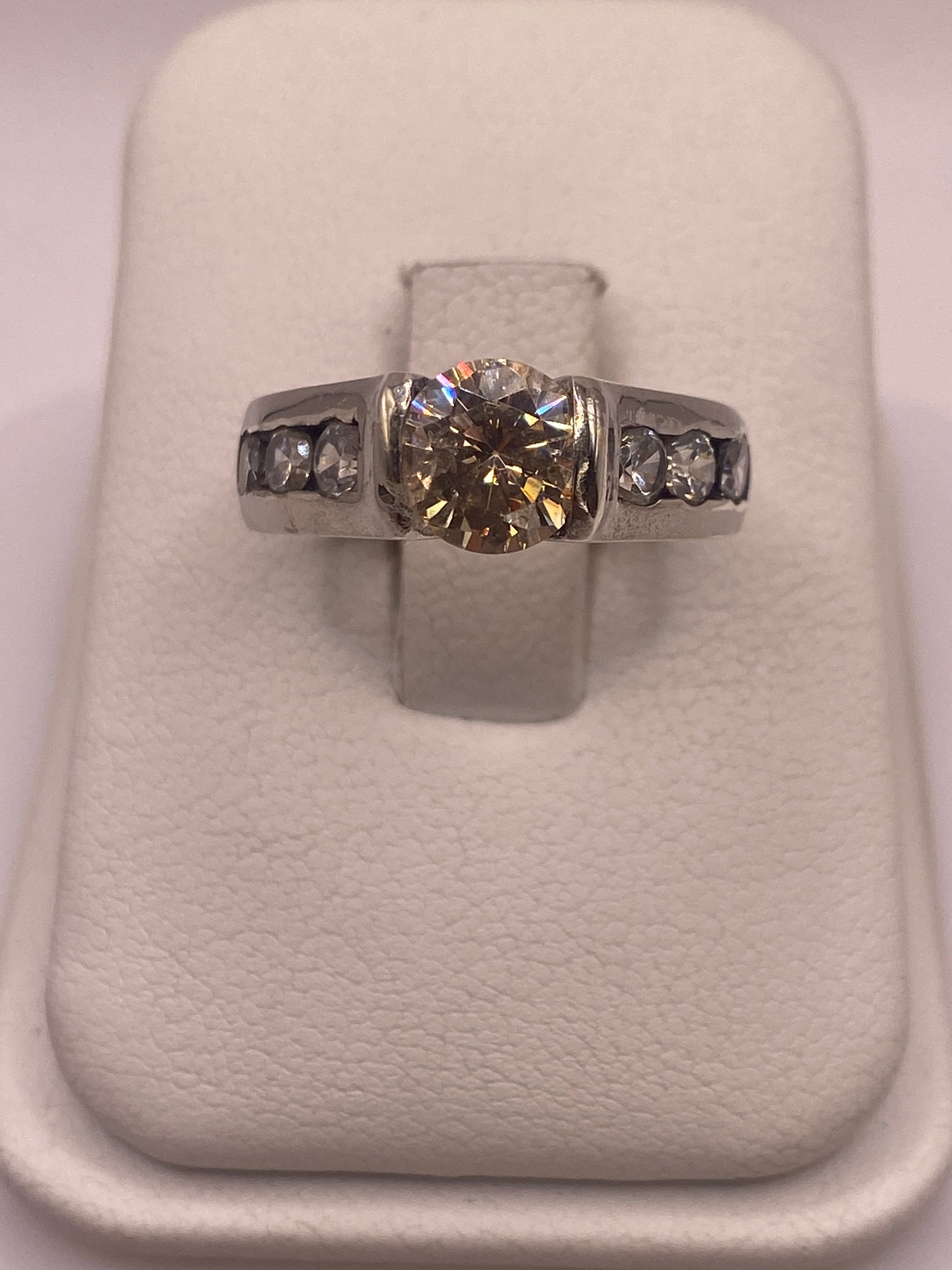 Anillo de plata coctel con circonias multicolor en tonos amarillo, blanco y transparente