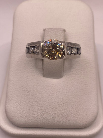 Anillo de plata coctel con circonias multicolor en tonos amarillo, blanco y transparente