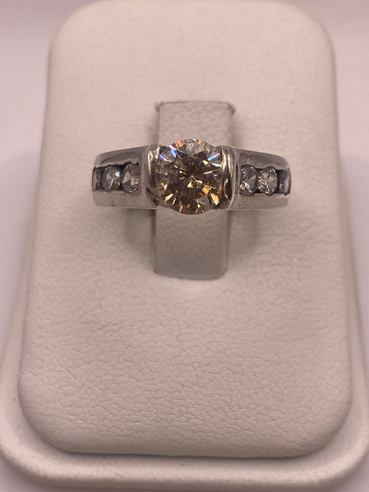 Anillo de plata coctel con circonias multicolor en tonos amarillo, blanco y transparente