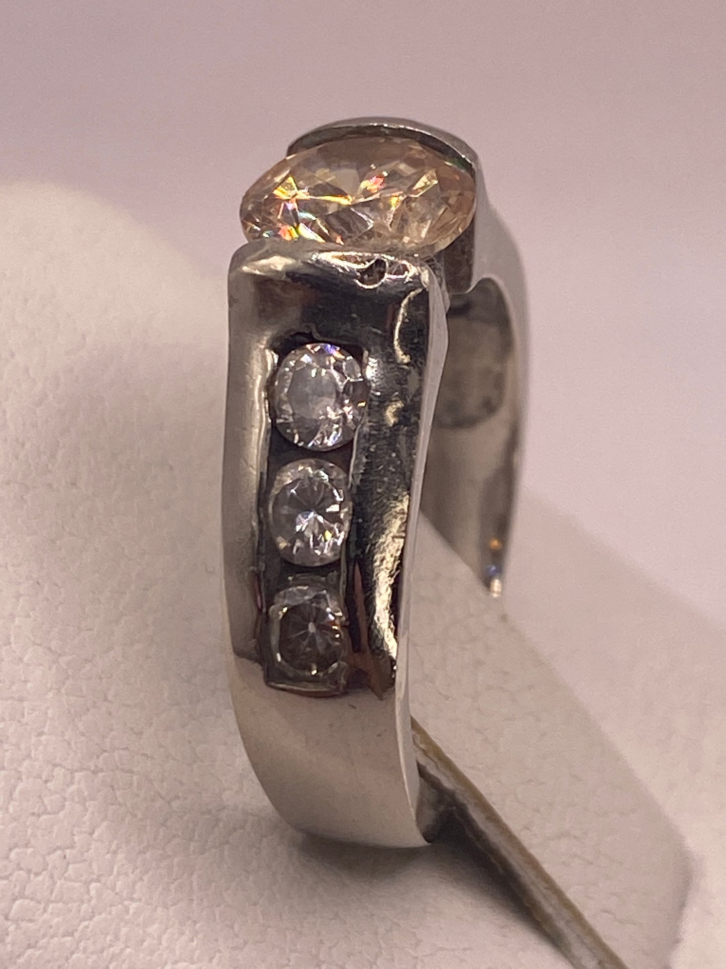 Detalle del frente del anillo con las circonias capturando luz multicolor