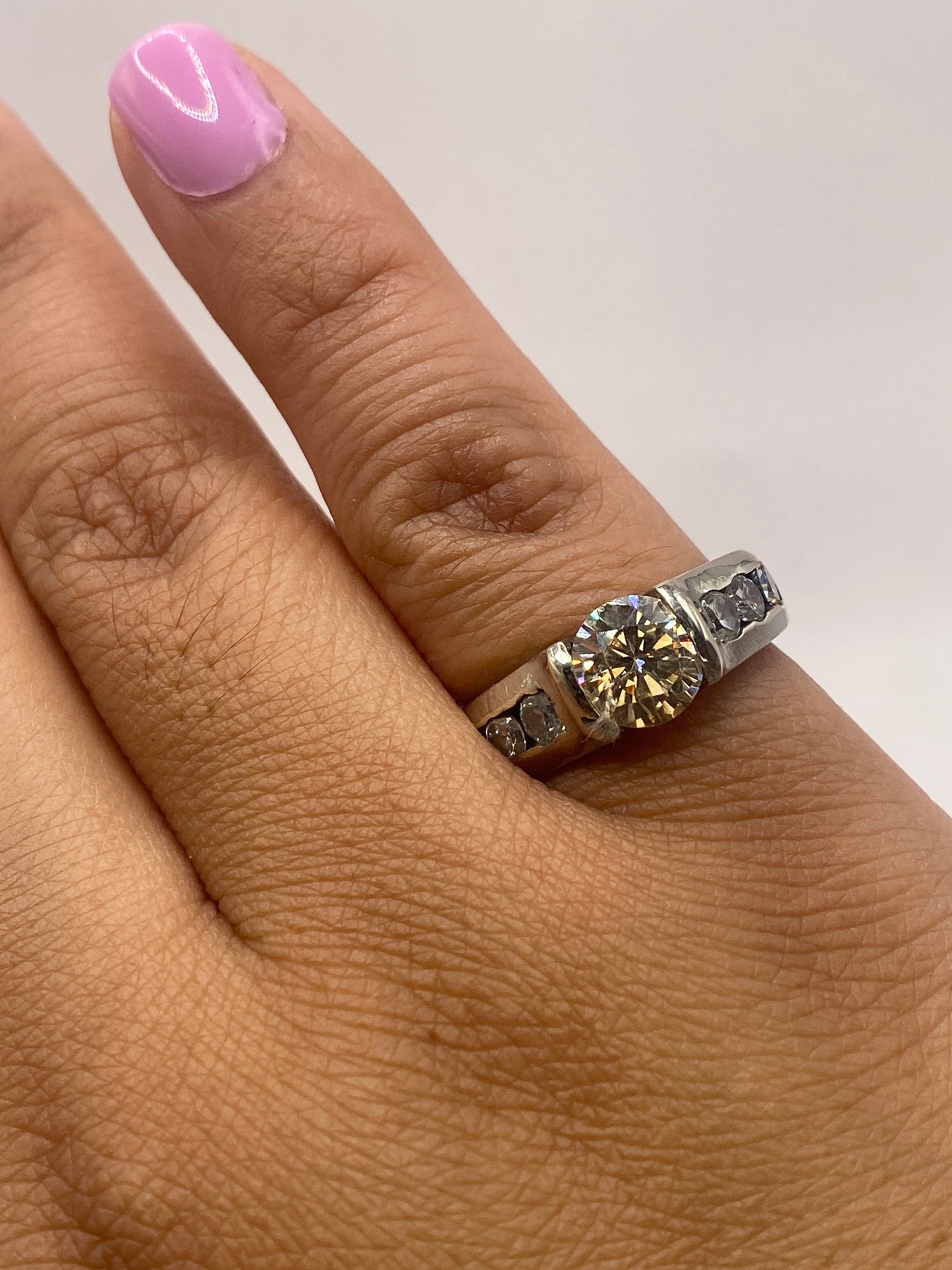 Anillo en la mano mostrando el brillo intenso y la banda de plata pulida con sello .925 MEXICO