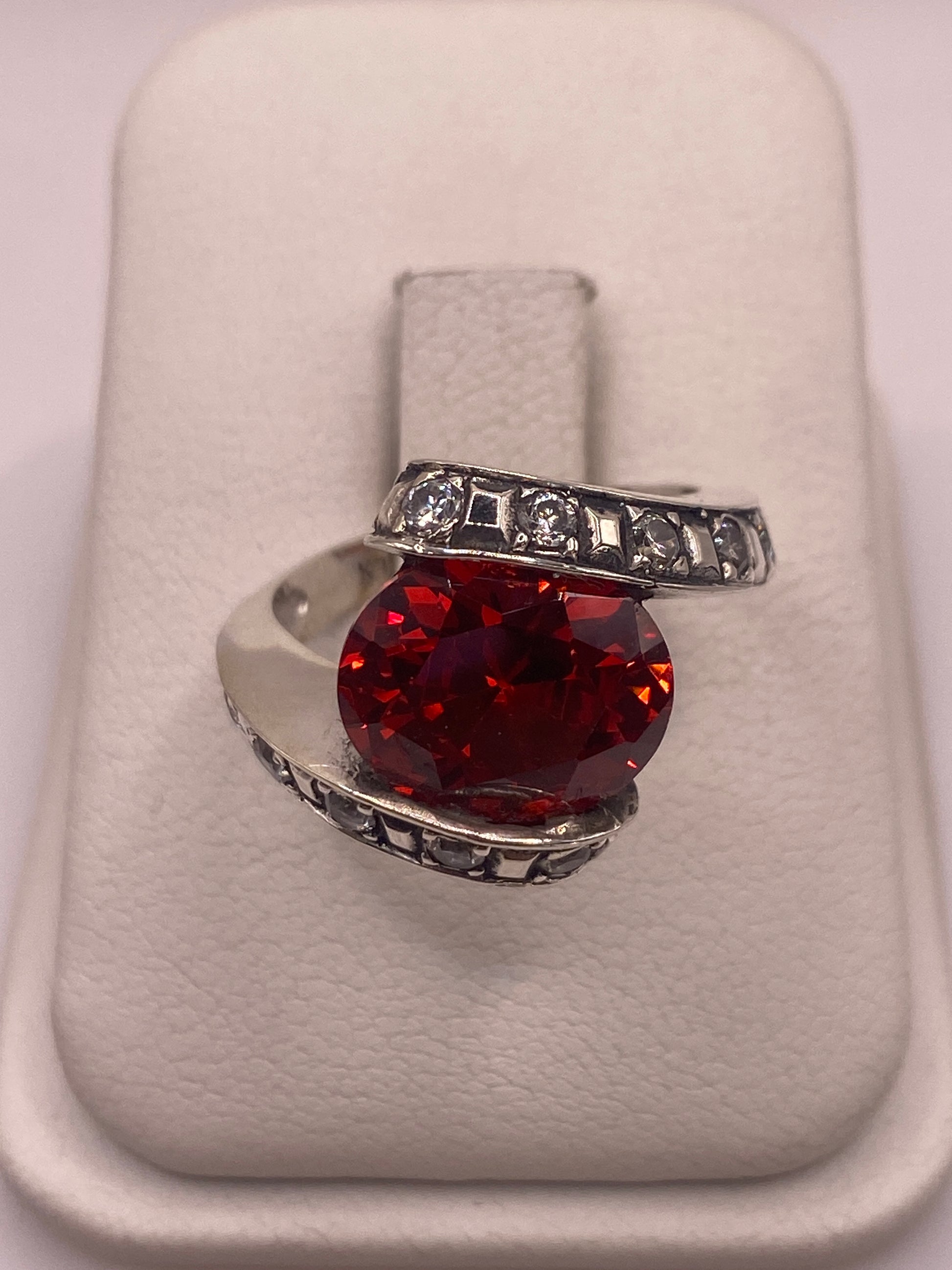 Anillo solitario de plata con circonia naranja brillante montado a mano en Taxco