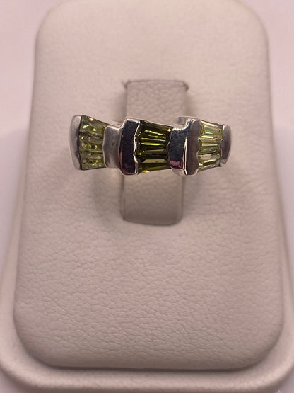 Anillo de plata .925 con tres módulos de circonias amarillas y transparentes, diseño asimétrico en talla 5