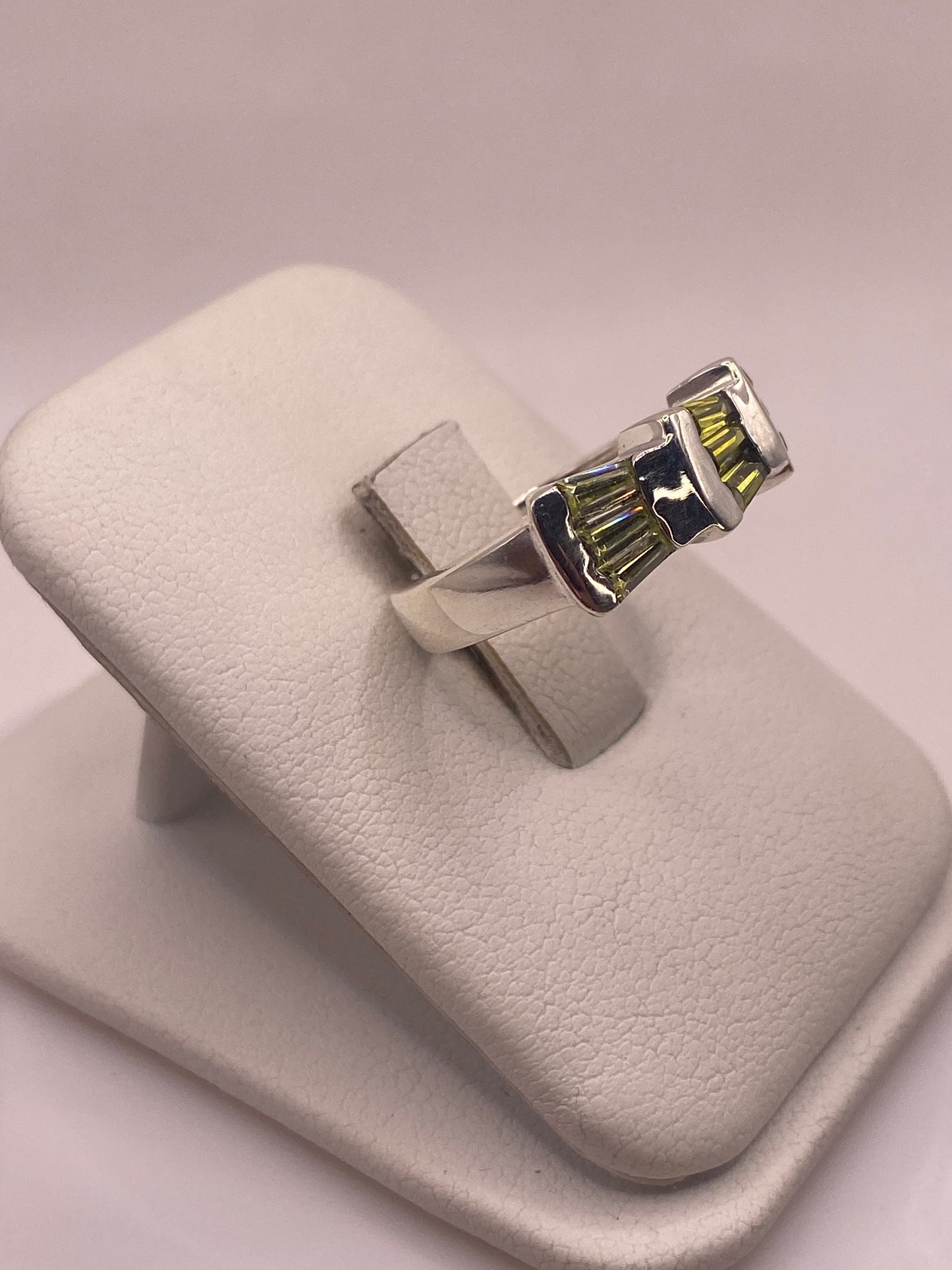 Vista frontal del anillo moderno mostrando el facetado de las circonias en corte baguette