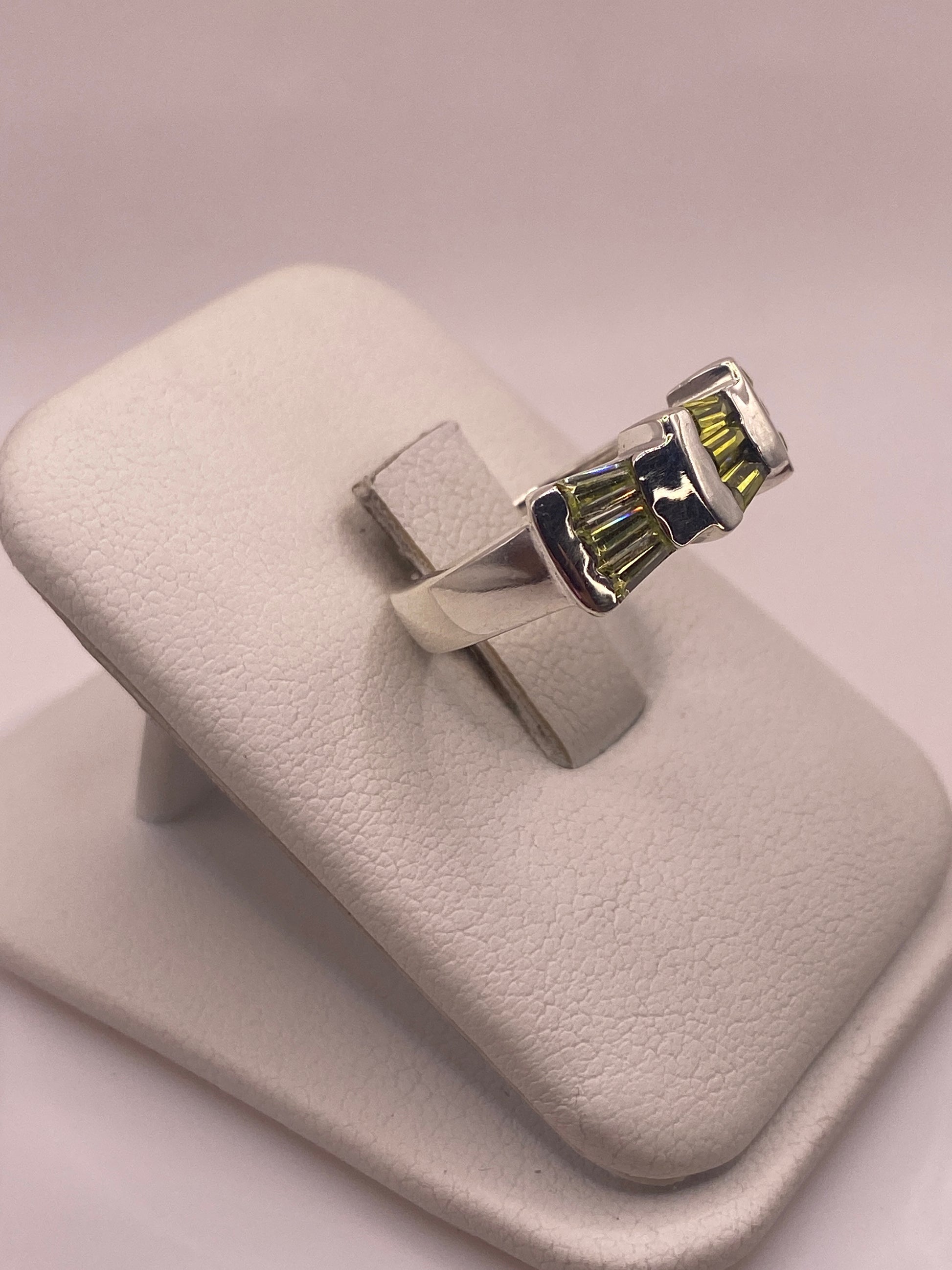 Vista frontal del anillo moderno mostrando el facetado de las circonias en corte baguette