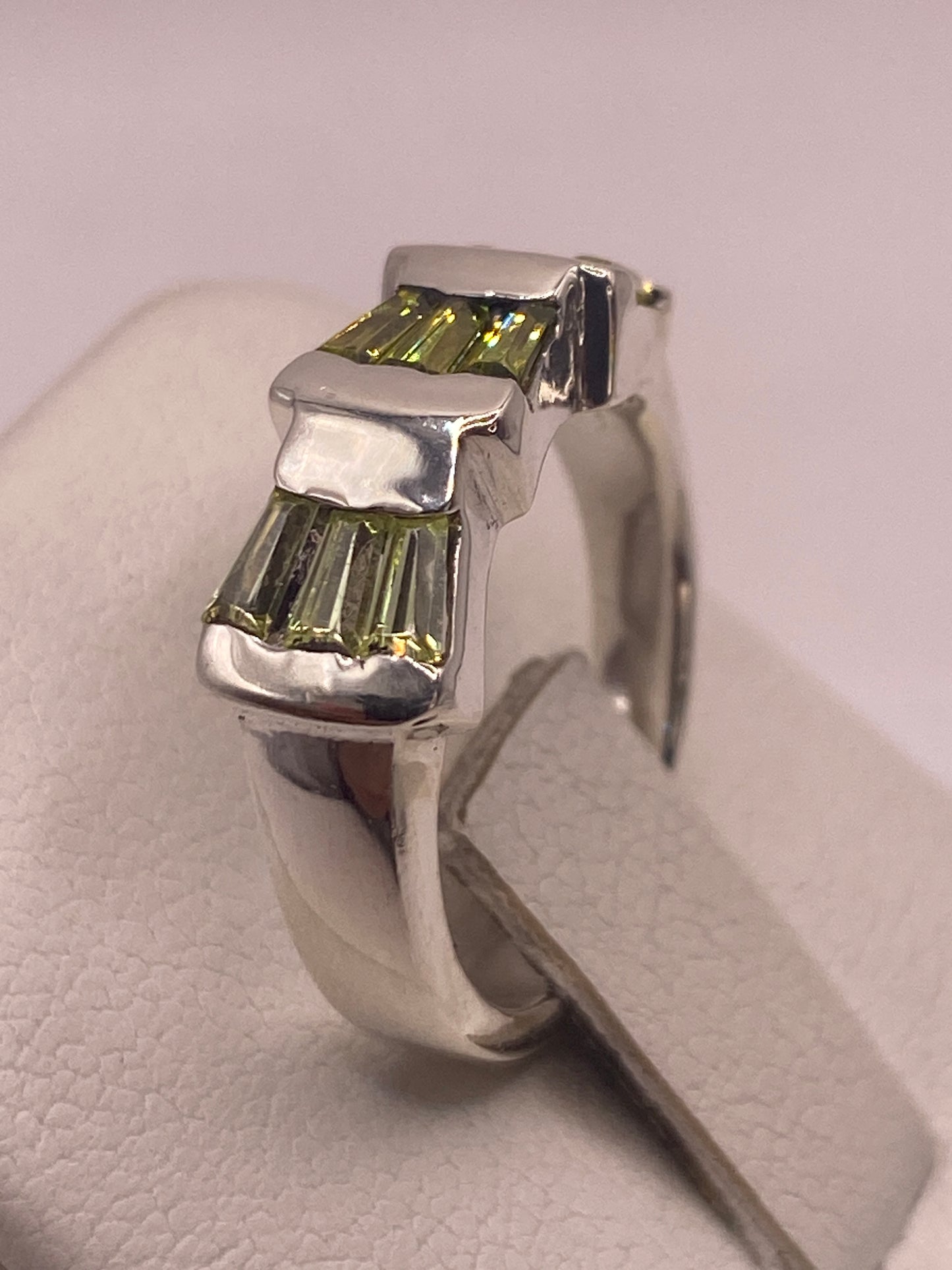 Detalle lateral del anillo asimétrico en plata de Taxco con sello .925