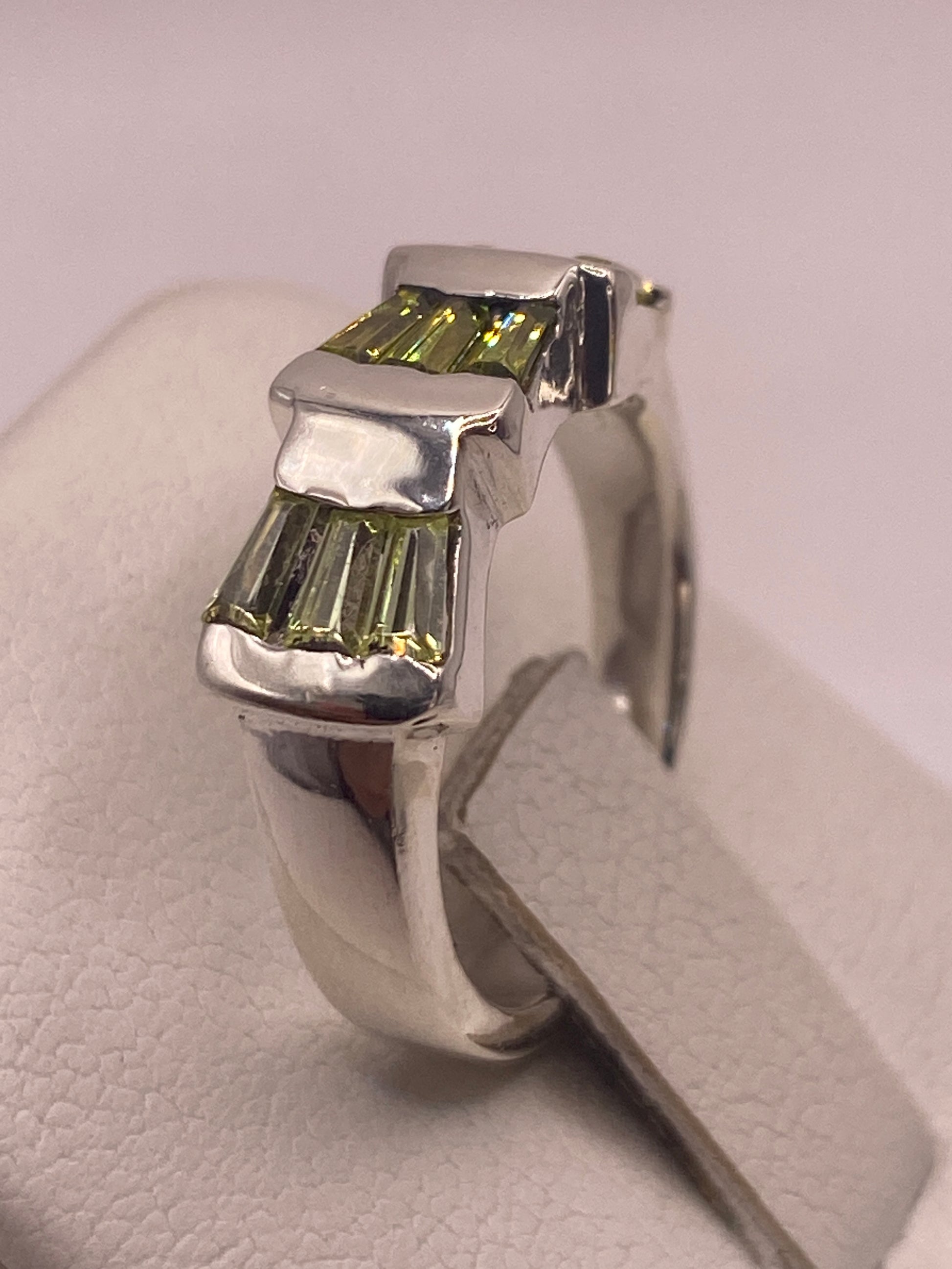 Detalle lateral del anillo asimétrico en plata de Taxco con sello .925