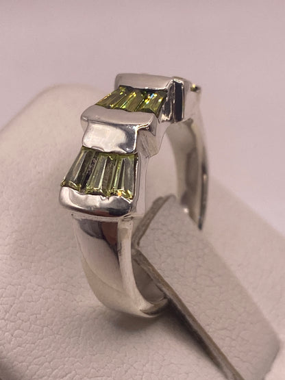 Detalle lateral del anillo asimétrico en plata de Taxco con sello .925