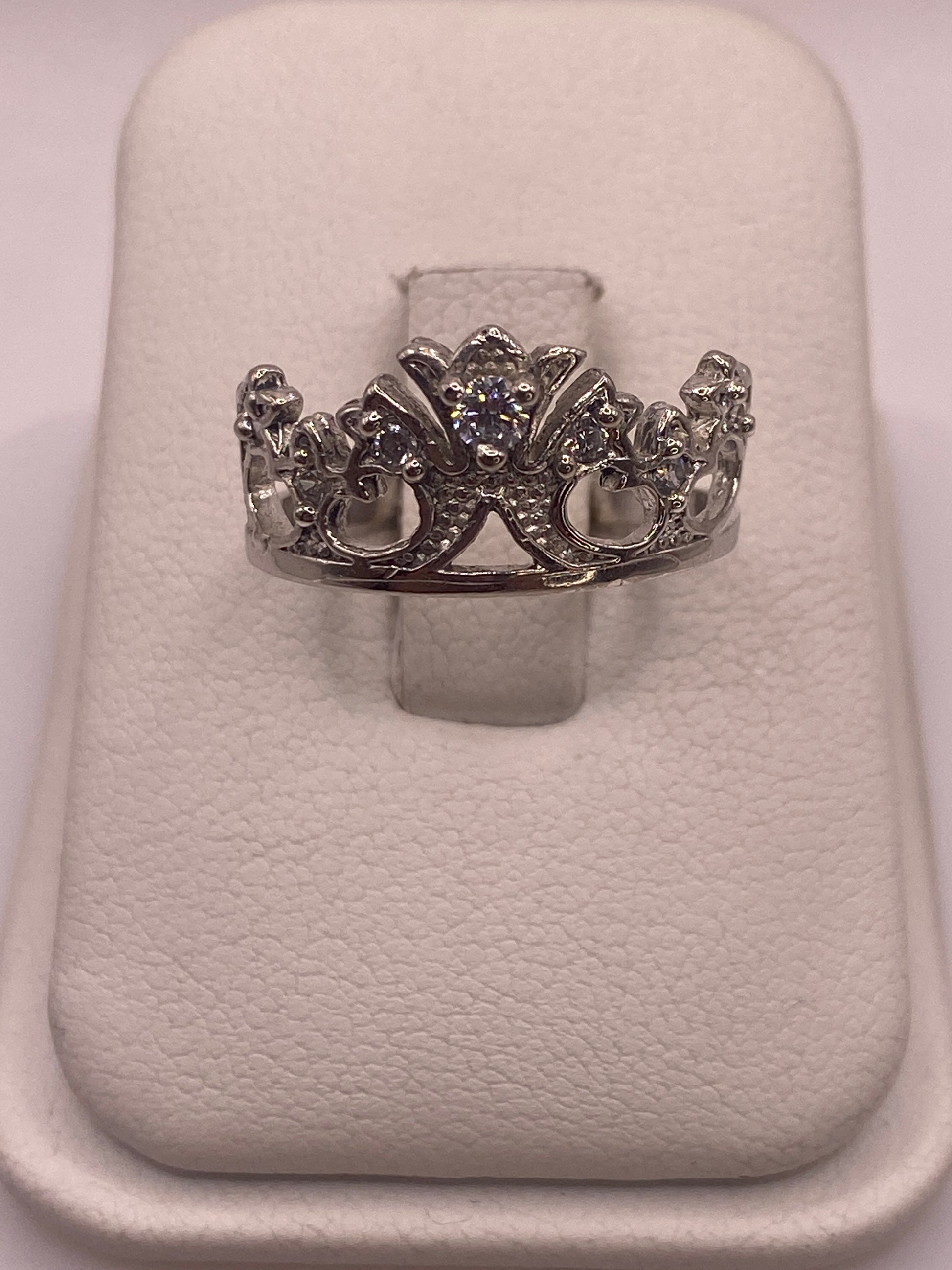 Anillo solitario de plata con circonia blanca brillante sobre fondo blanco
