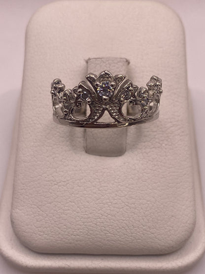 Anillo solitario de plata con circonia blanca brillante sobre fondo blanco