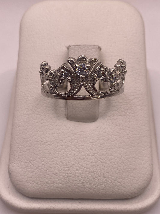 Anillo solitario de plata con circonia blanca brillante sobre fondo blanco