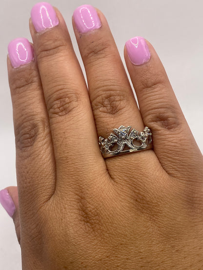 Anillo solitario en la mano mostrando el brillo de la piedra y el sello de autenticidad