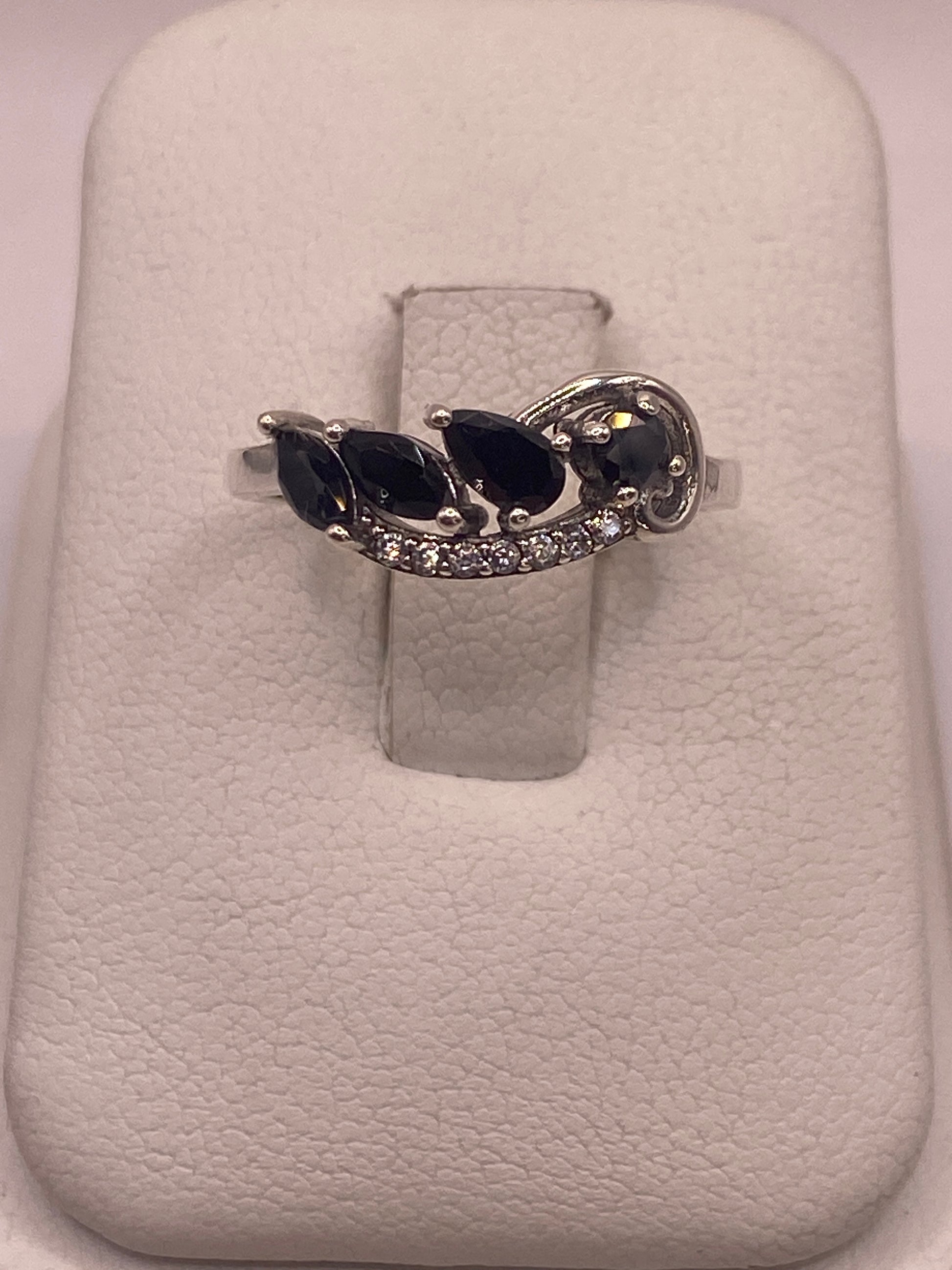 Anillo vintage de plata con tres circonias negras facetadas en diseño coctel