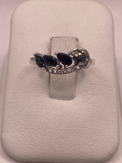 Anillo vintage de plata con tres circonias negras facetadas en diseño coctel