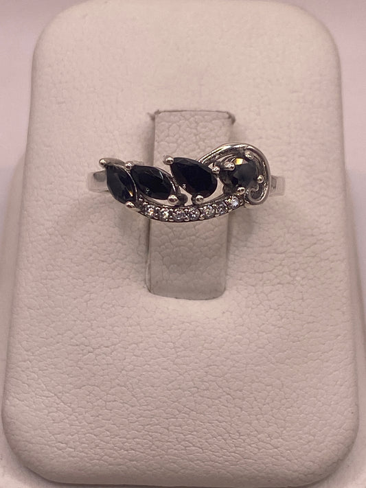 Anillo vintage de plata con tres circonias negras facetadas en diseño coctel