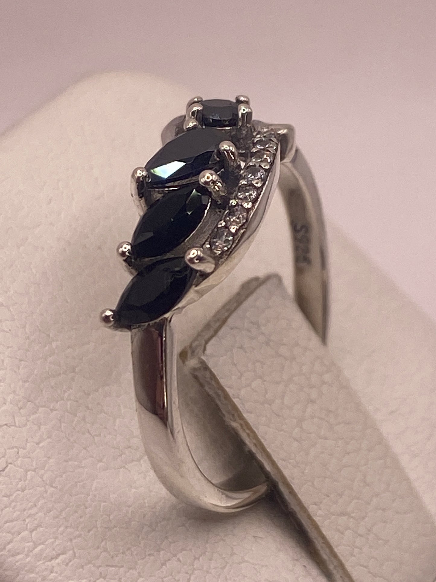 Detalle lateral del anillo vintage en plata .925 con círconias negras