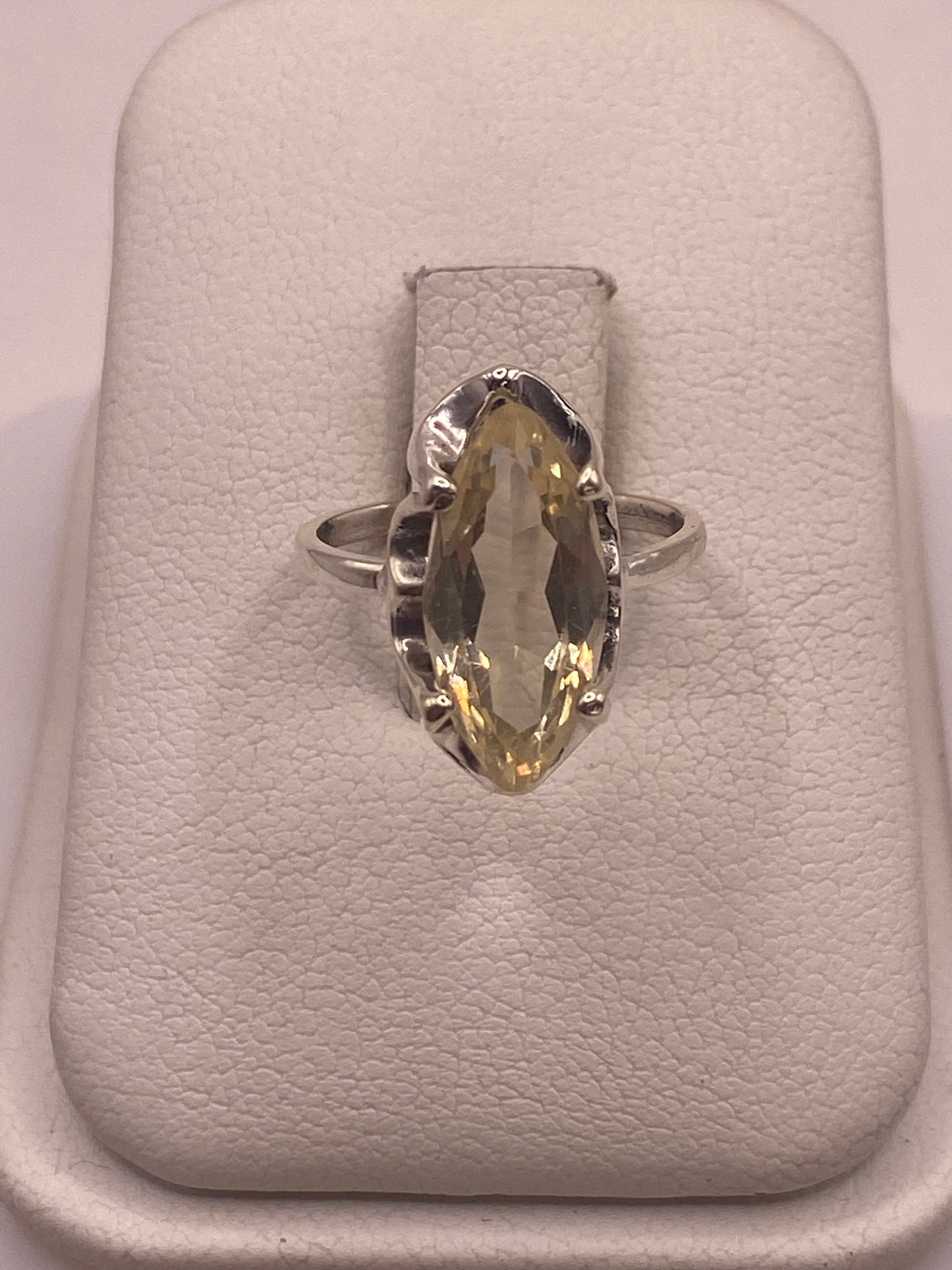 Anillo solitario de plata .925 con circonia amarilla radiante en estuche blanco