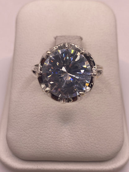Anillo de plata .925 con solitario de circonia blanca facetada, vista frontal sobre estuche blanco
