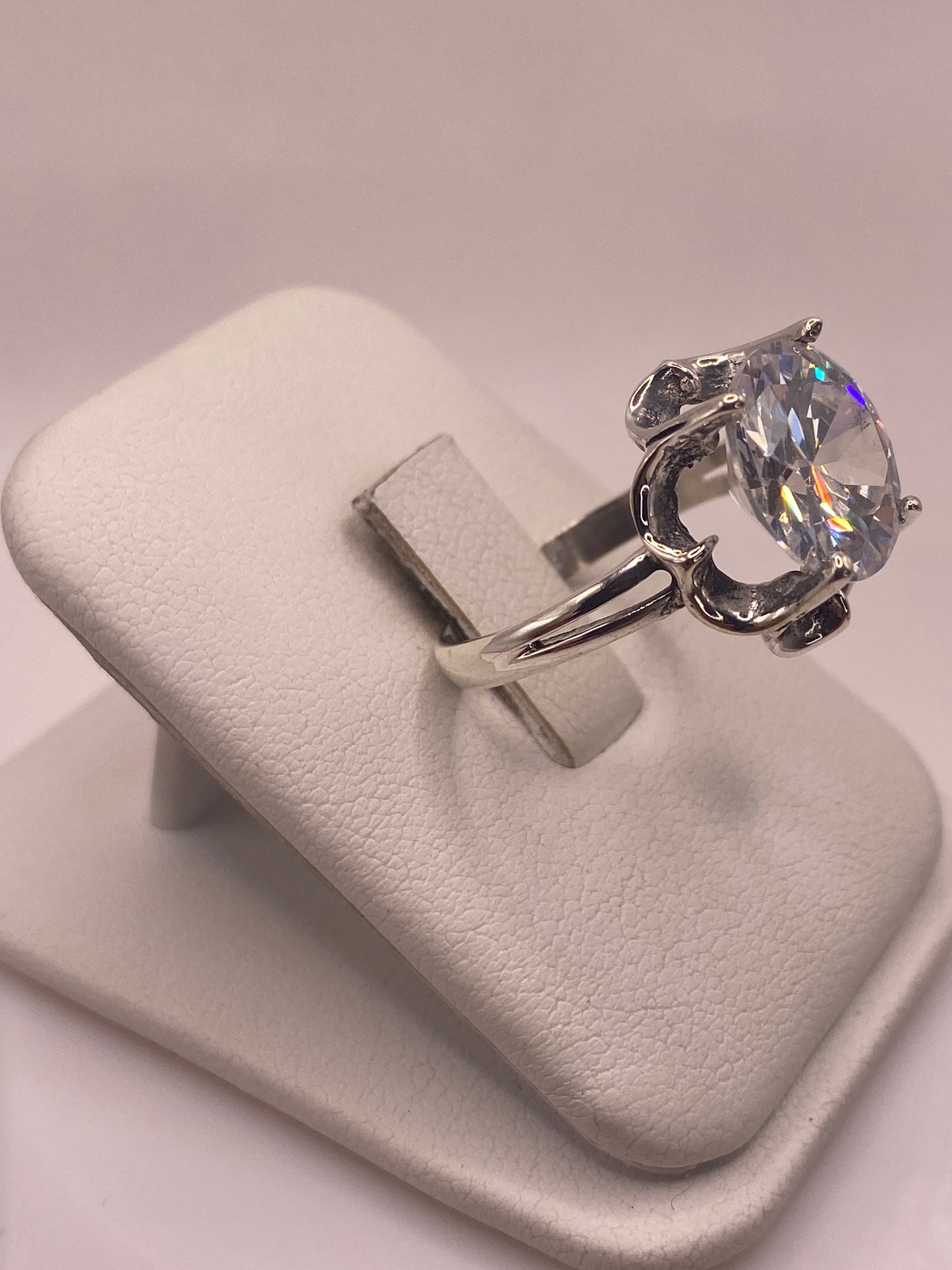 Anillo de plata con circonia blanca engastado a mano, vista lateral mostrando la profundidad del engaste
