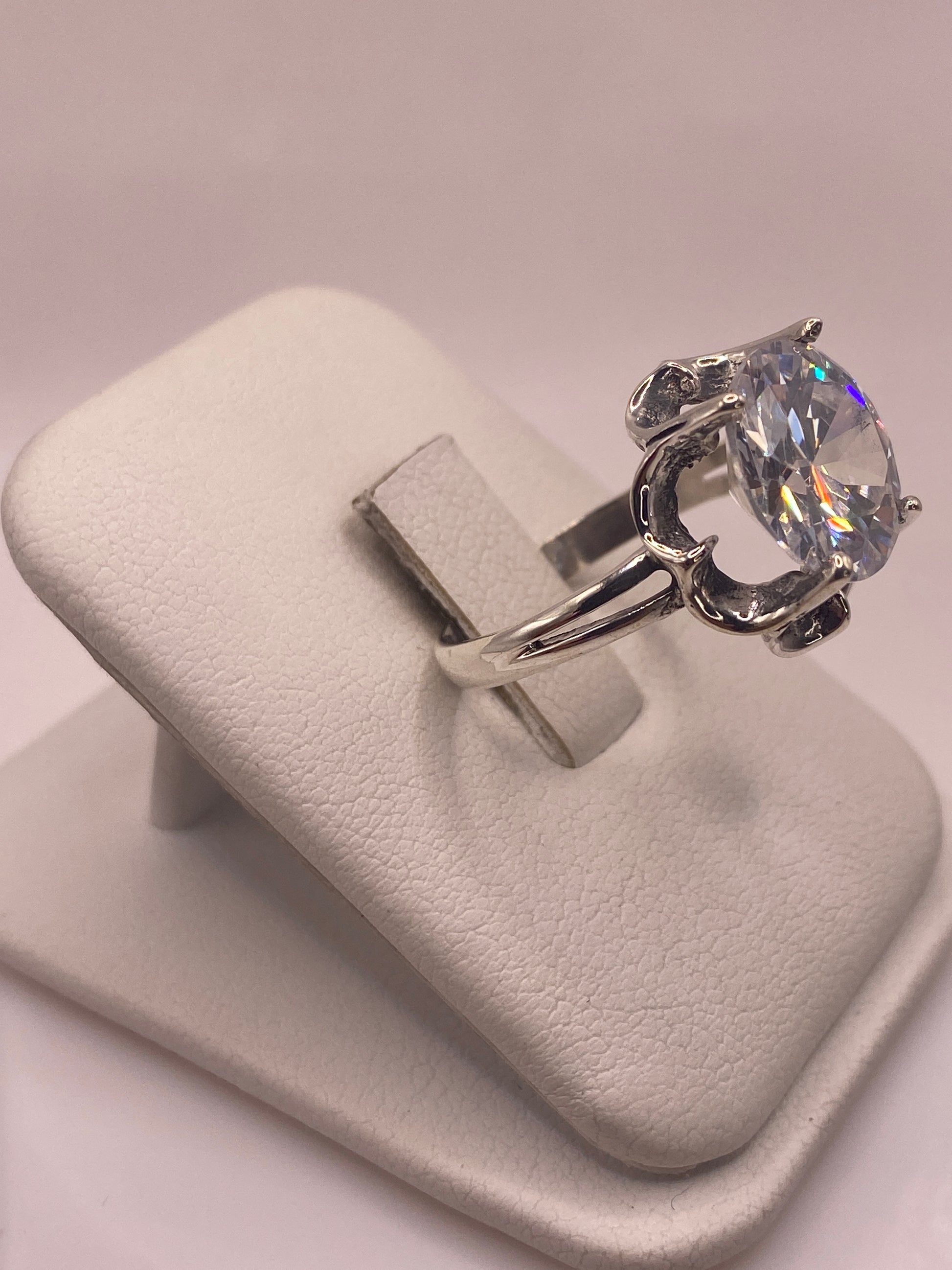 Anillo de plata con circonia blanca engastado a mano, vista lateral mostrando la profundidad del engaste