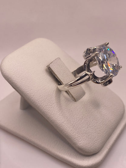 Anillo de plata con circonia blanca engastado a mano, vista lateral mostrando la profundidad del engaste