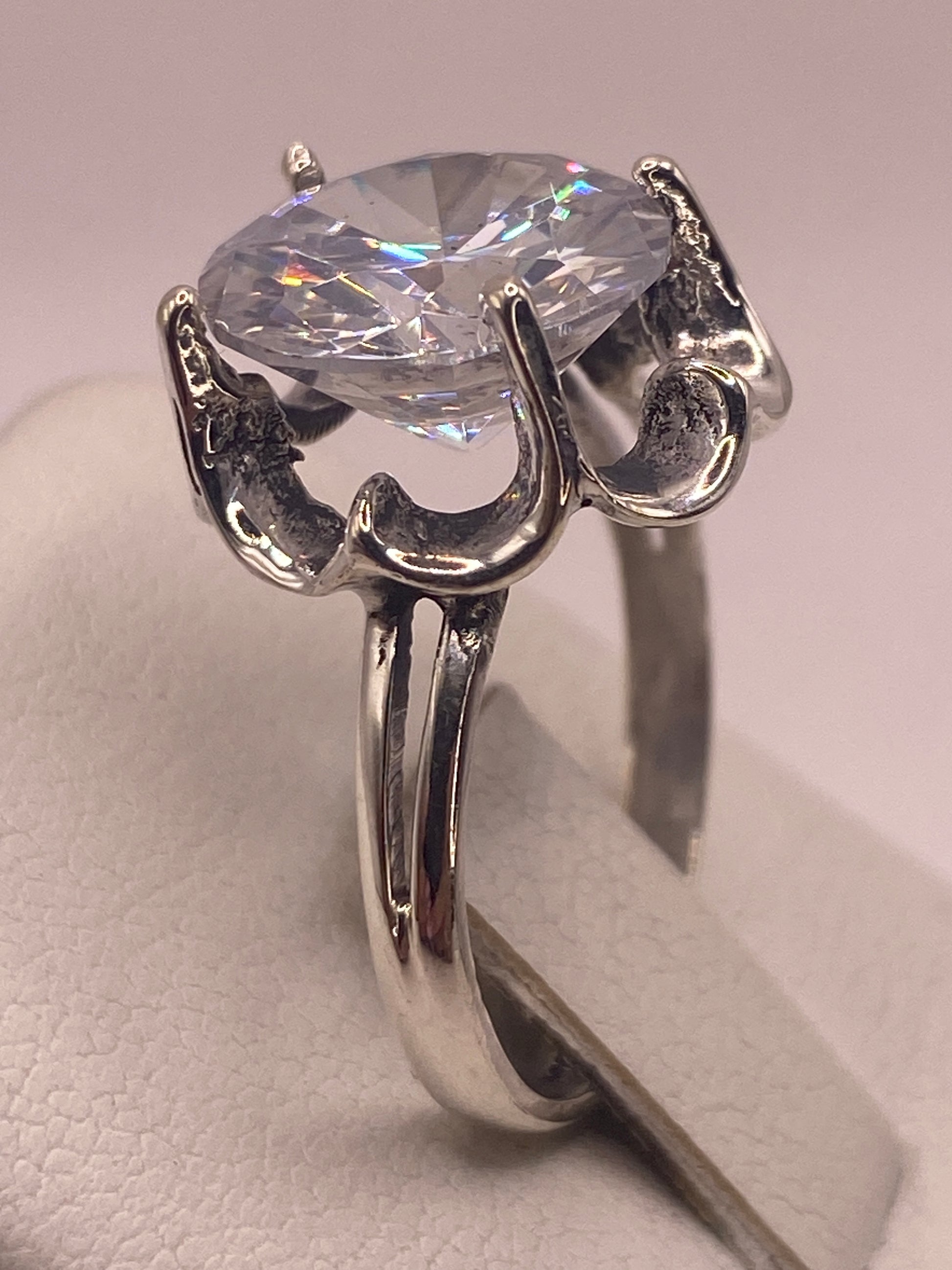 Detalle del frente del anillo solitario — circonia blanca con fuego tipo diamante en Taxco