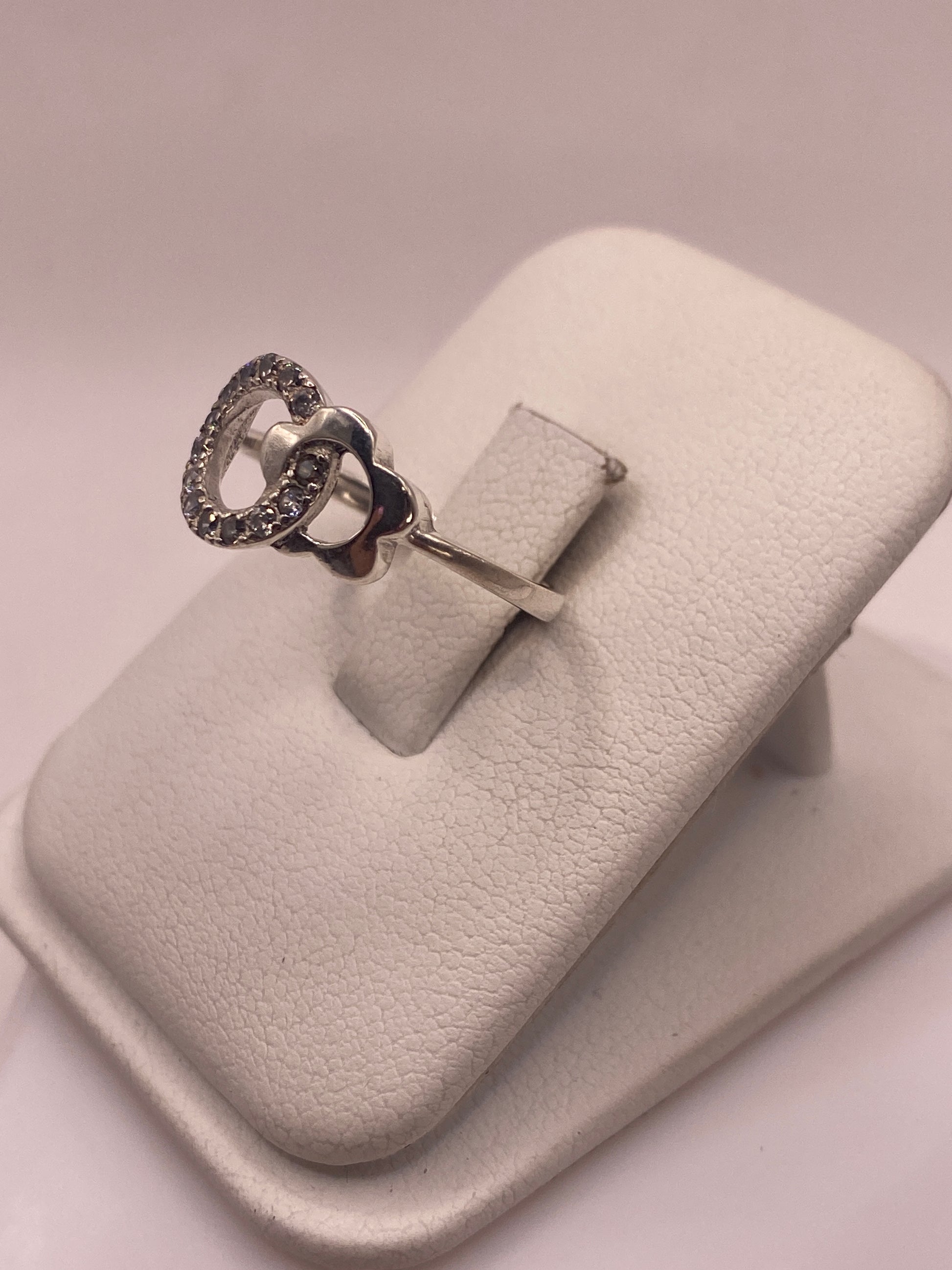Vista frontal del anillo solitario de plata .925 con piedra blanca engastada