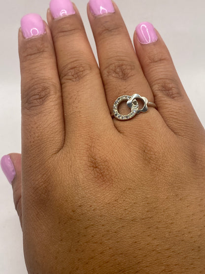 Anillo de plata con sello .925 en la banda interior sobre fondo neutro