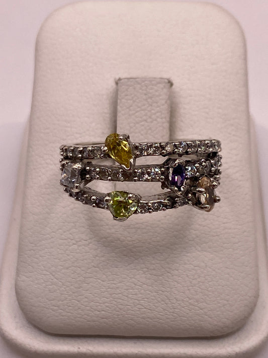 Anillo de plata vintage con circonias multicolor amarilla verde y azul sobre fondo blanco