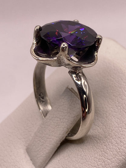 Detalle de la circonia morada con brillo tipo diamante en la mano