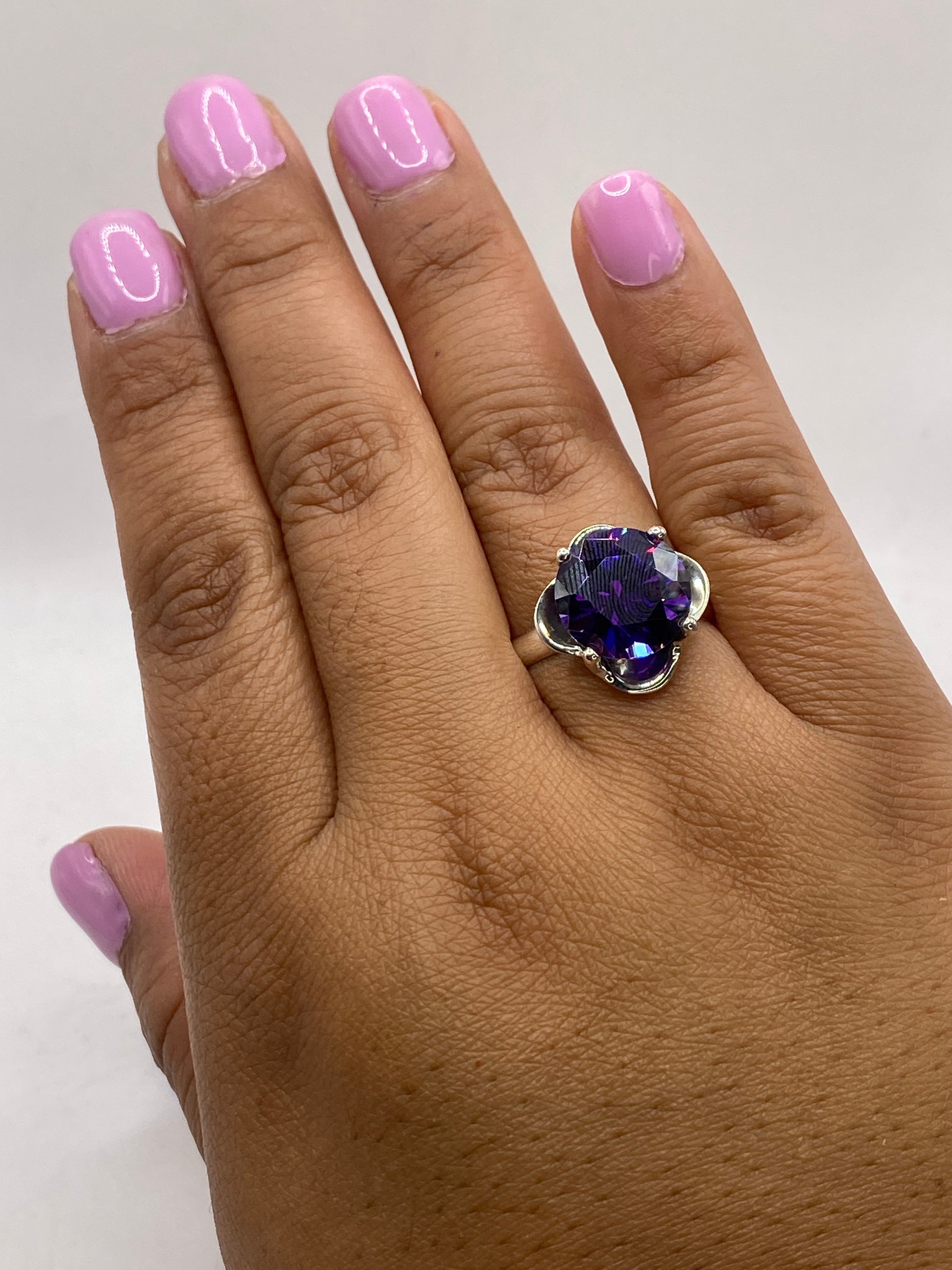 Anillo en dedo mostrando el sello .925 MEXICO en la banda