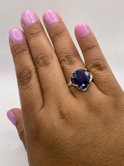 Anillo en dedo mostrando el sello .925 MEXICO en la banda