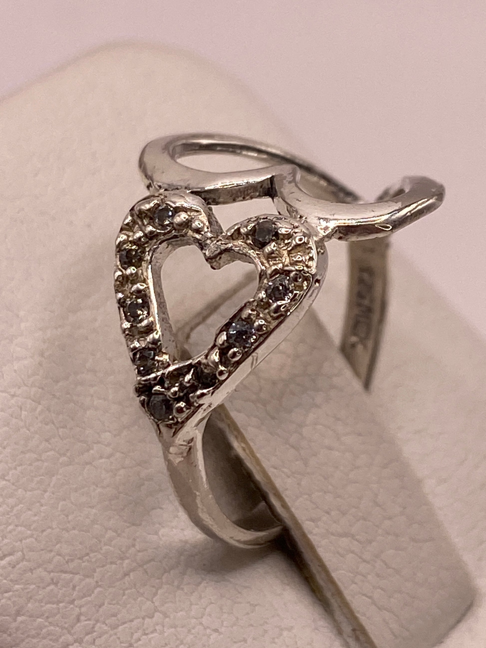 Anillo colocado en la mano mostrando el solitario brillante de circonia