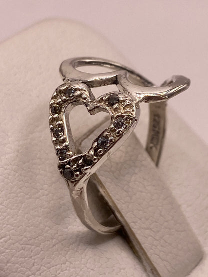 Anillo colocado en la mano mostrando el solitario brillante de circonia