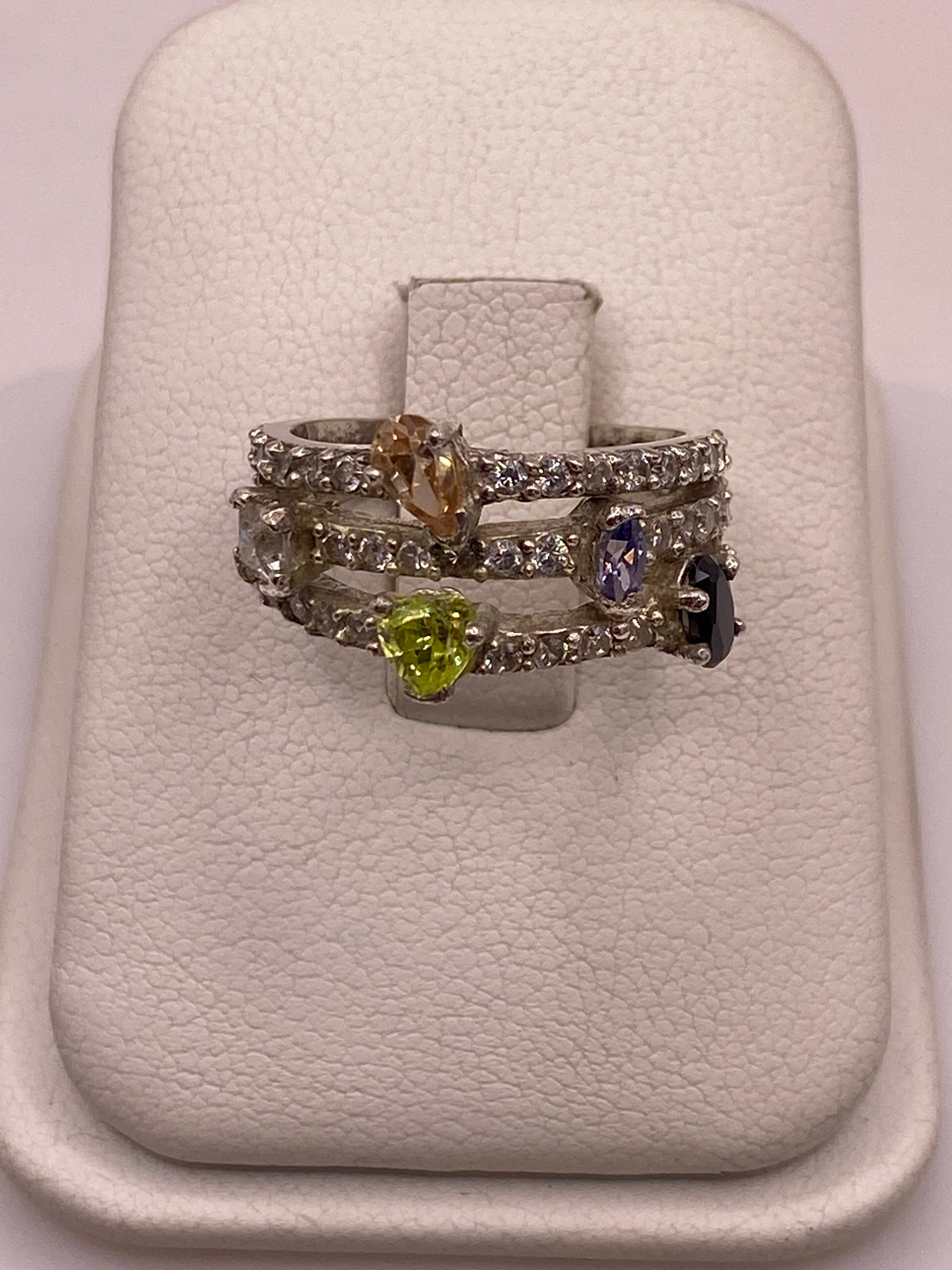 Anillo de plata coctel con circonias multicolor en estuche blanco, vista frontal