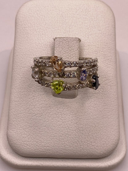 Anillo de plata coctel con circonias multicolor en estuche blanco, vista frontal