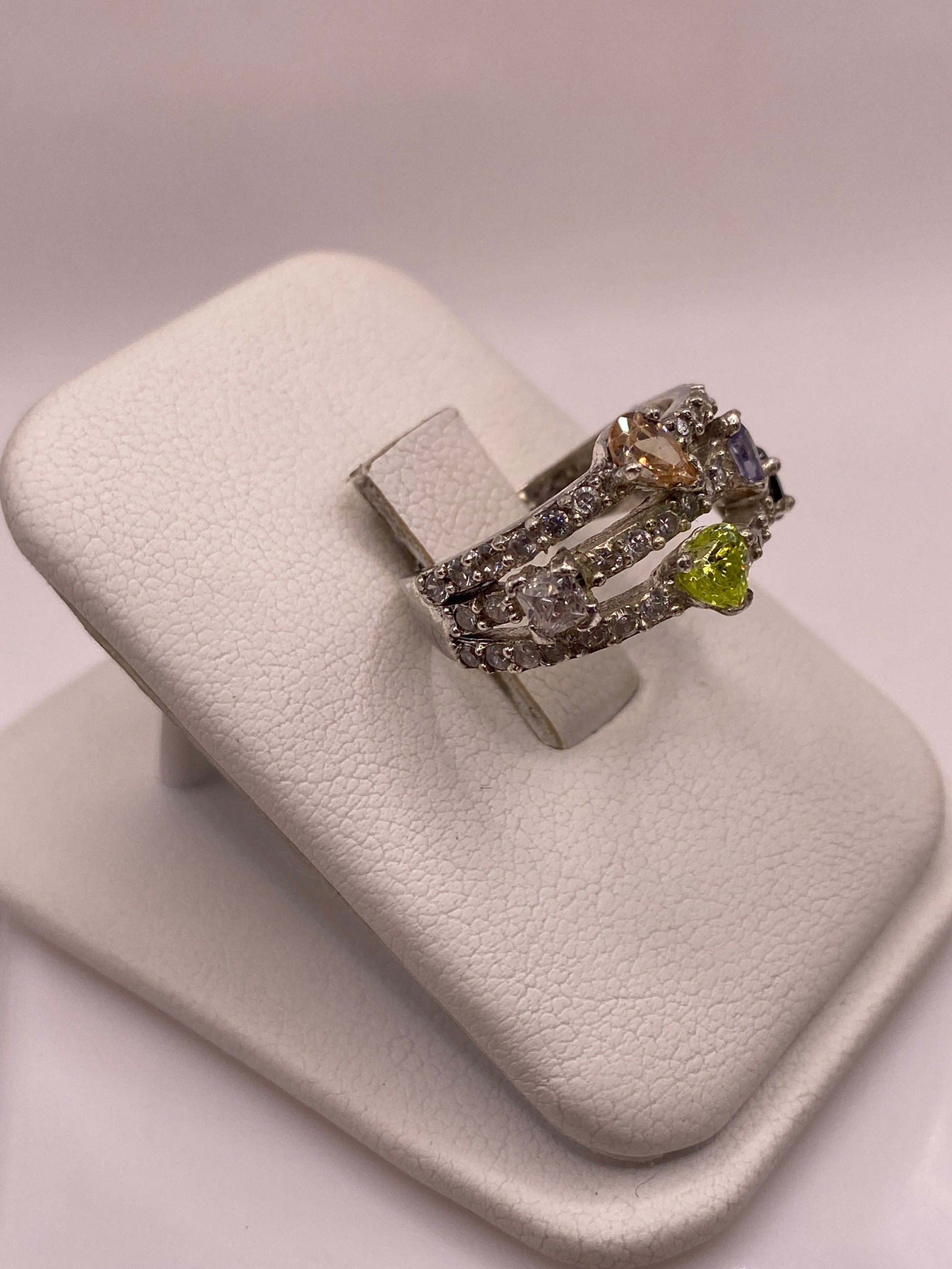Anillo de plata .925 con circonias amarilla, azul y blanca, en la mano con uñas rosa