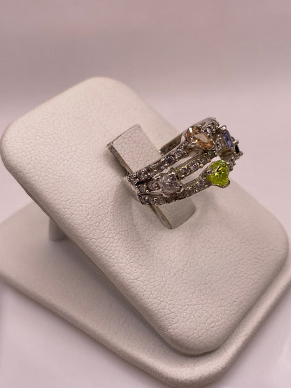 Anillo de plata .925 con circonias amarilla, azul y blanca, en la mano con uñas rosa