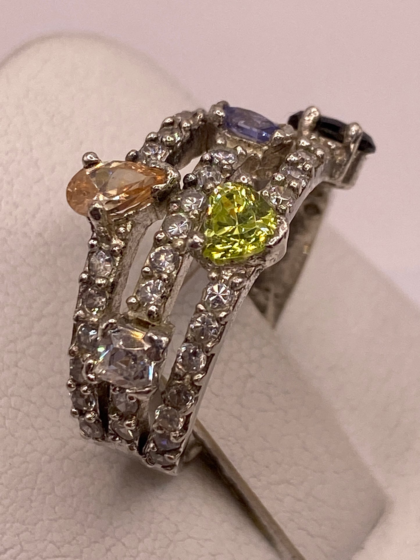 Detalle lateral del anillo mostrando el engaste de circonias y la textura de la banda