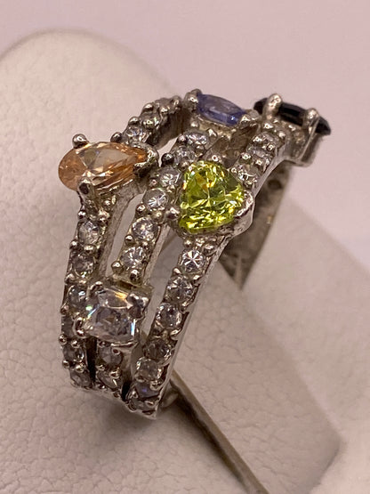 Detalle lateral del anillo mostrando el engaste de circonias y la textura de la banda