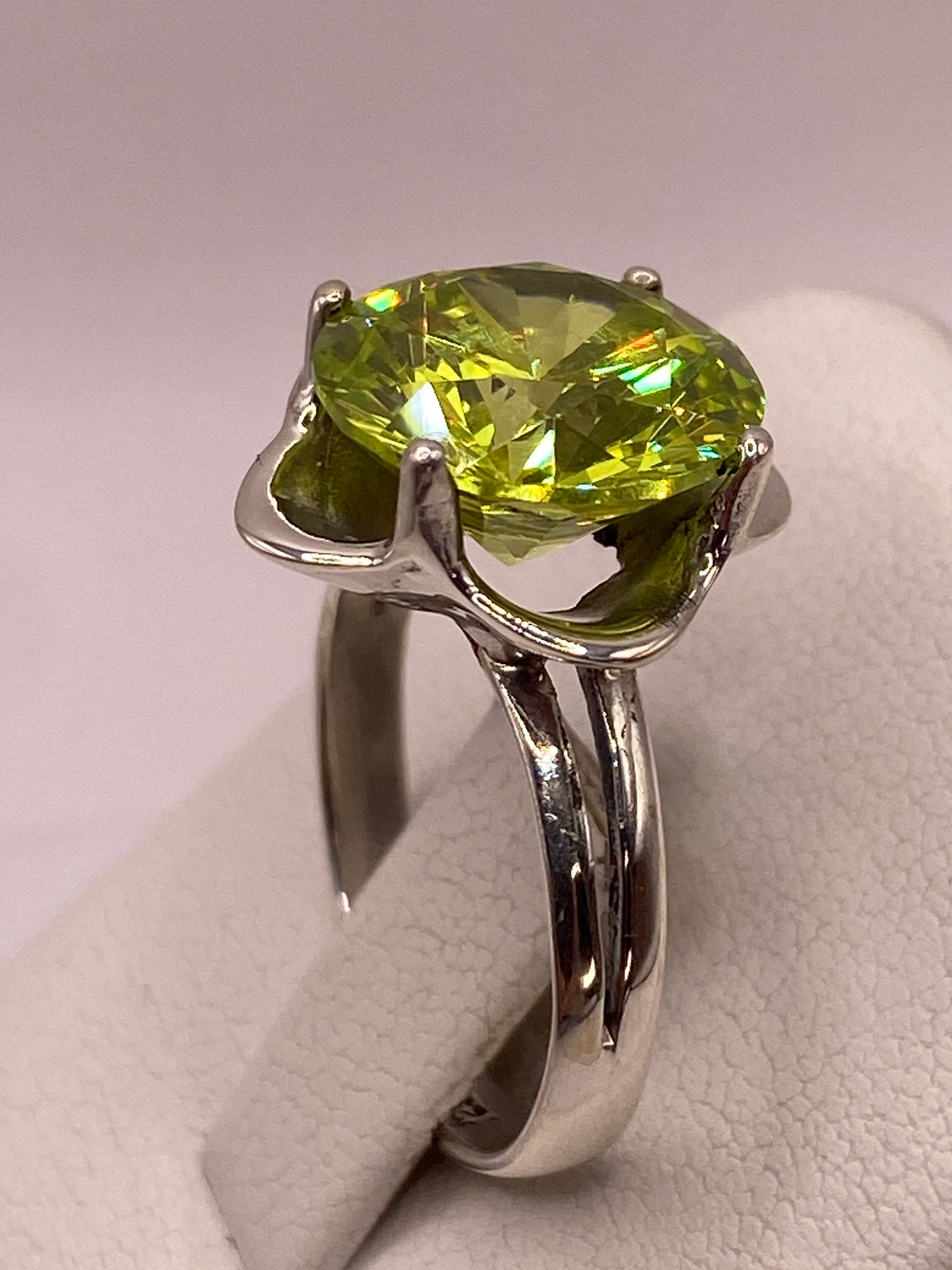 Detalle del brillo y fuego de la circonia verde limón bajo luz natural