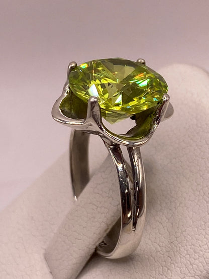 Detalle del brillo y fuego de la circonia verde limón bajo luz natural