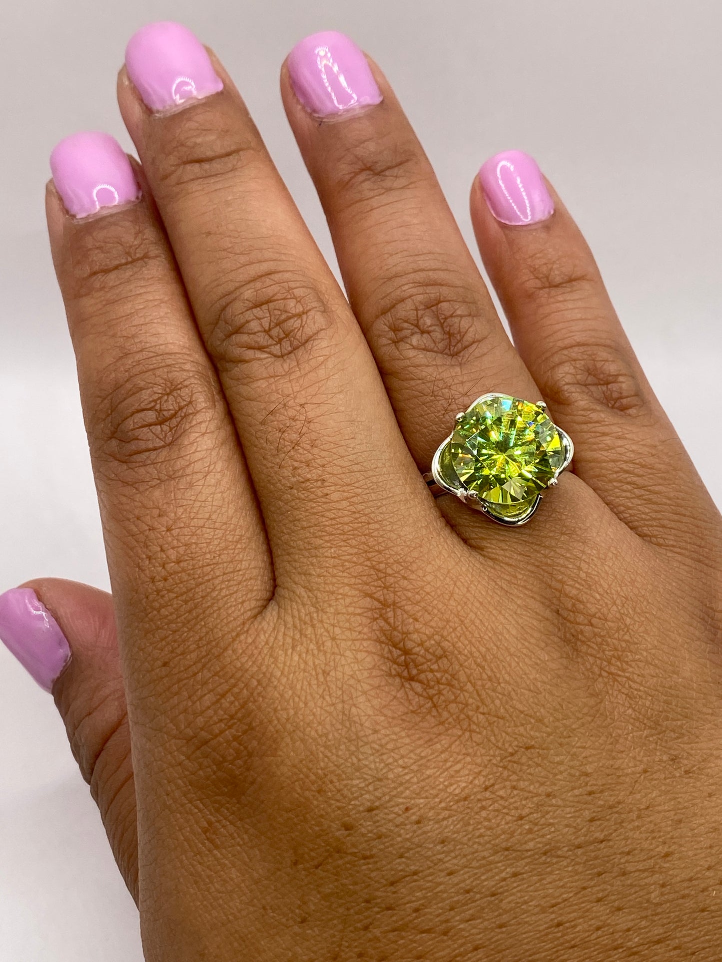 Anillo de plata .925 MEXICO en dedo, mostrando el destello de la piedra
