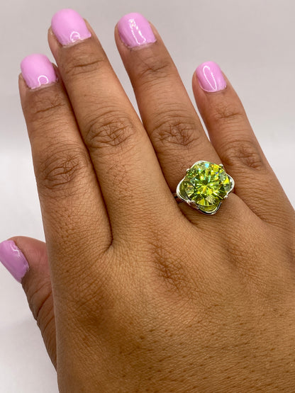 Anillo de plata .925 MEXICO en dedo, mostrando el destello de la piedra