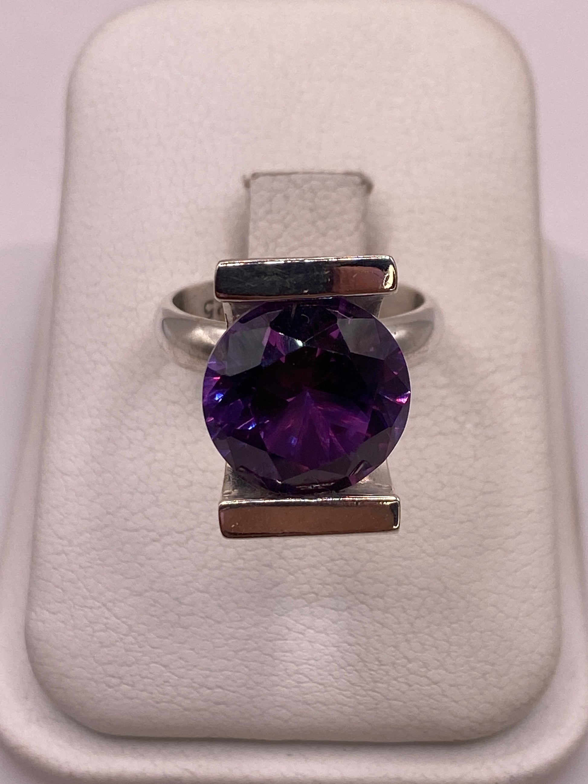 Anillo de plata .925 solitario con circonia morada facetada en estuche blanco