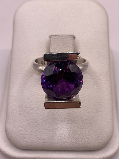 Anillo de plata .925 solitario con circonia morada facetada en estuche blanco